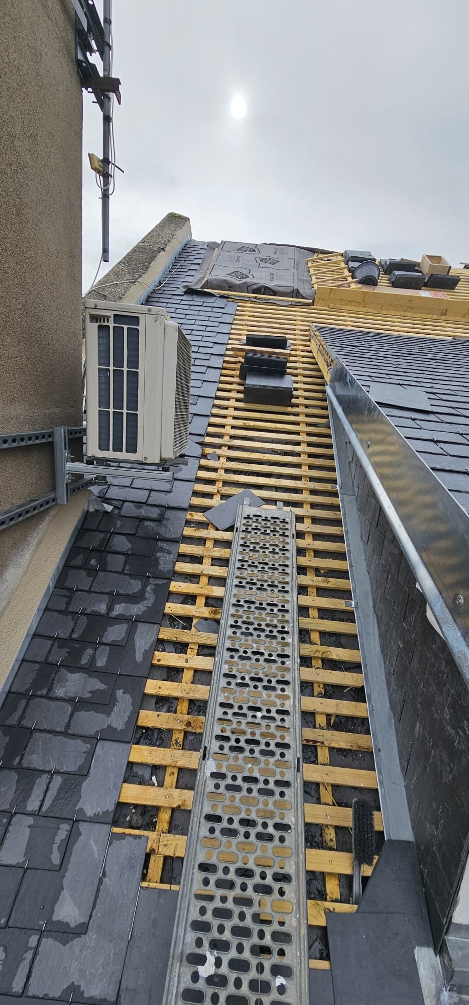 Couverture en ardoise, chantier mené par Toiture Charpente