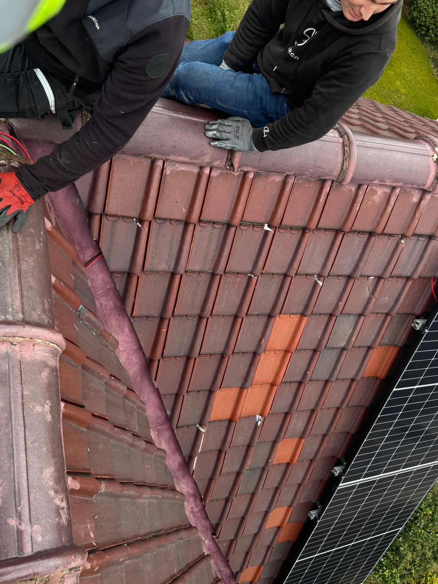 Panneaux solaires en toiture, chantier mené par Toiture Charpente