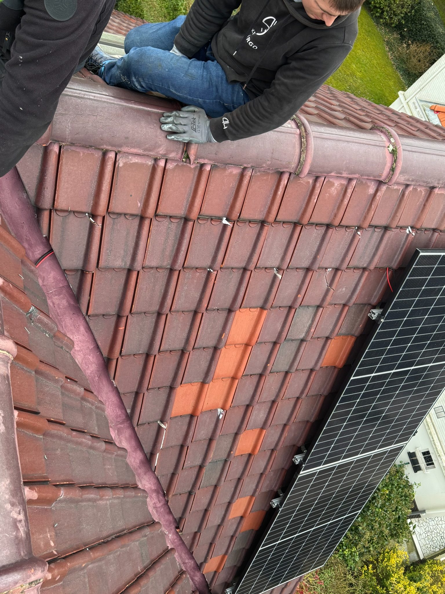 Panneaux solaires en toiture, chantier mené par Toiture Charpente