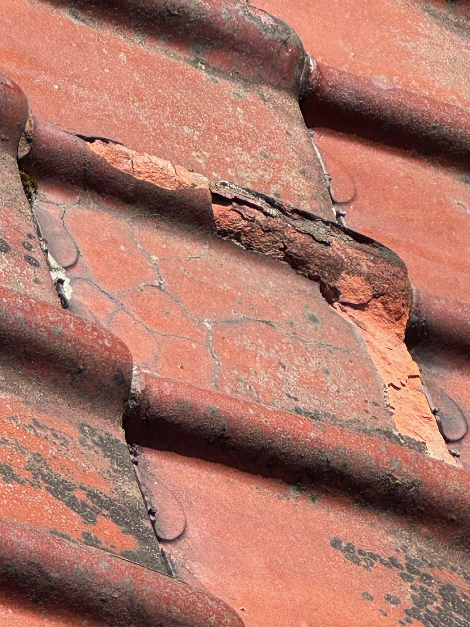 Tuile cassée à remplacer, chantier mené par Toiture Charpente