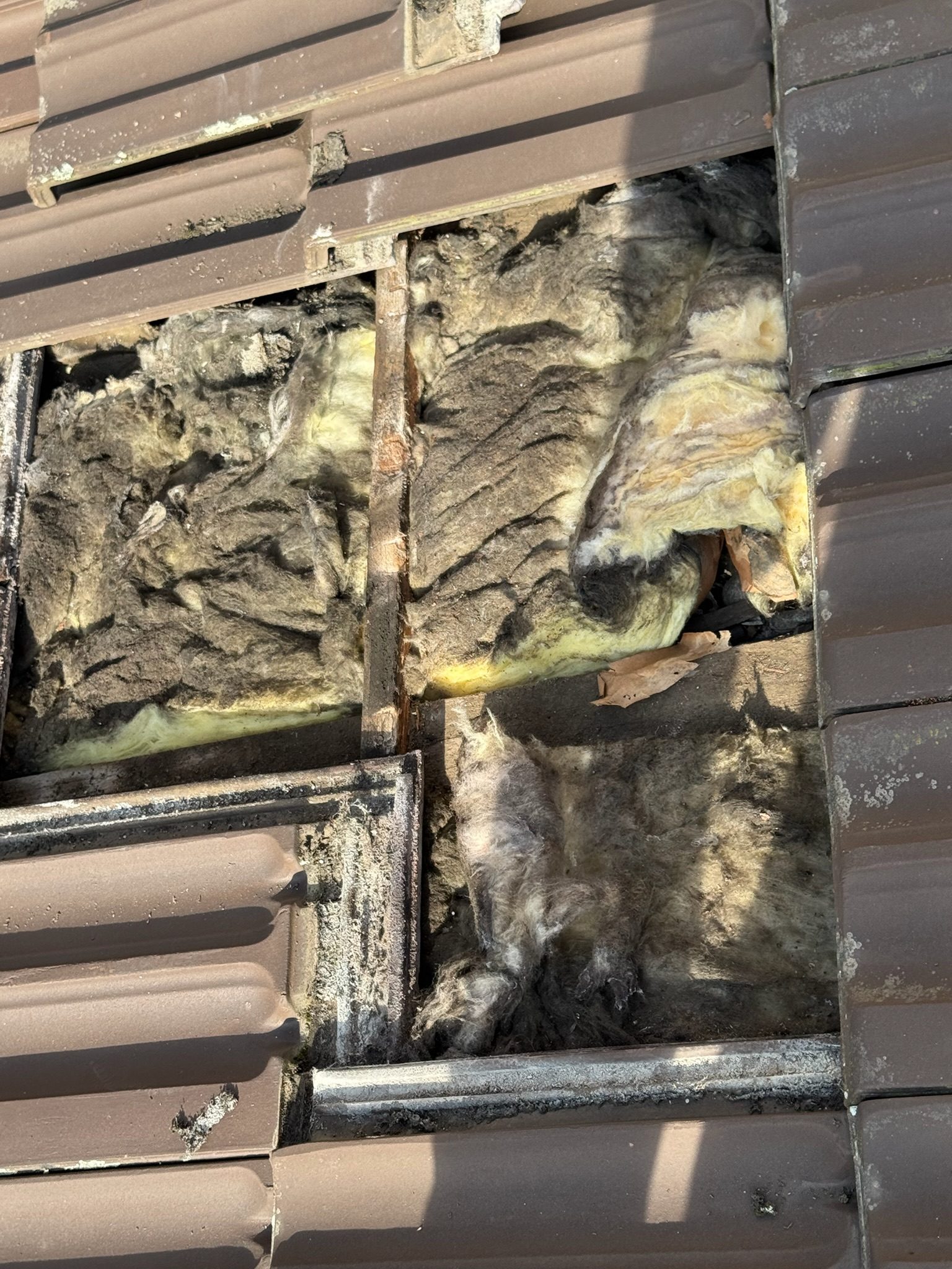 Charpente et voliges mises à nu, chantier mené par Toiture Charpente