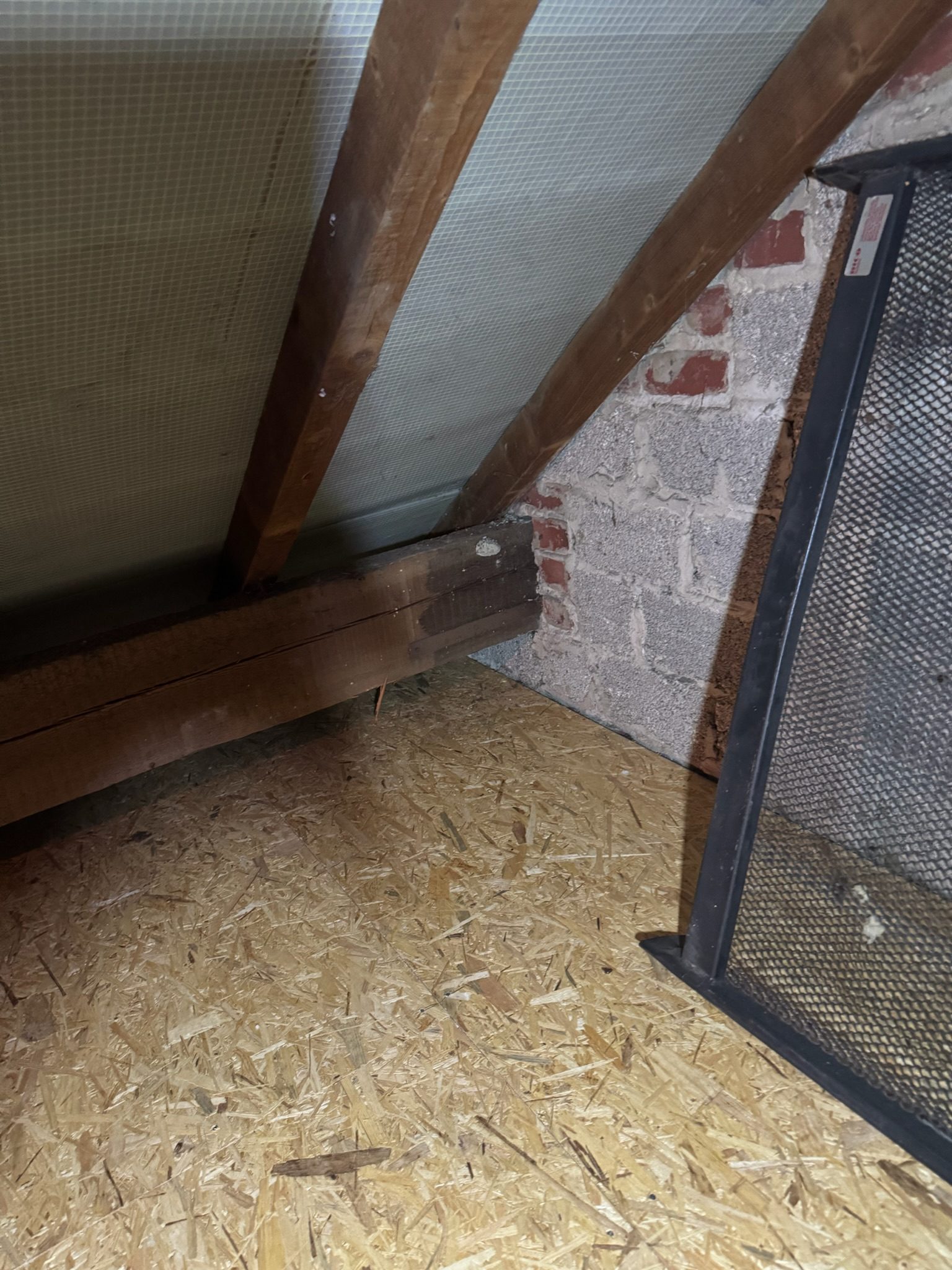 Charpente et voliges mises à nu, chantier mené par Toiture Charpente