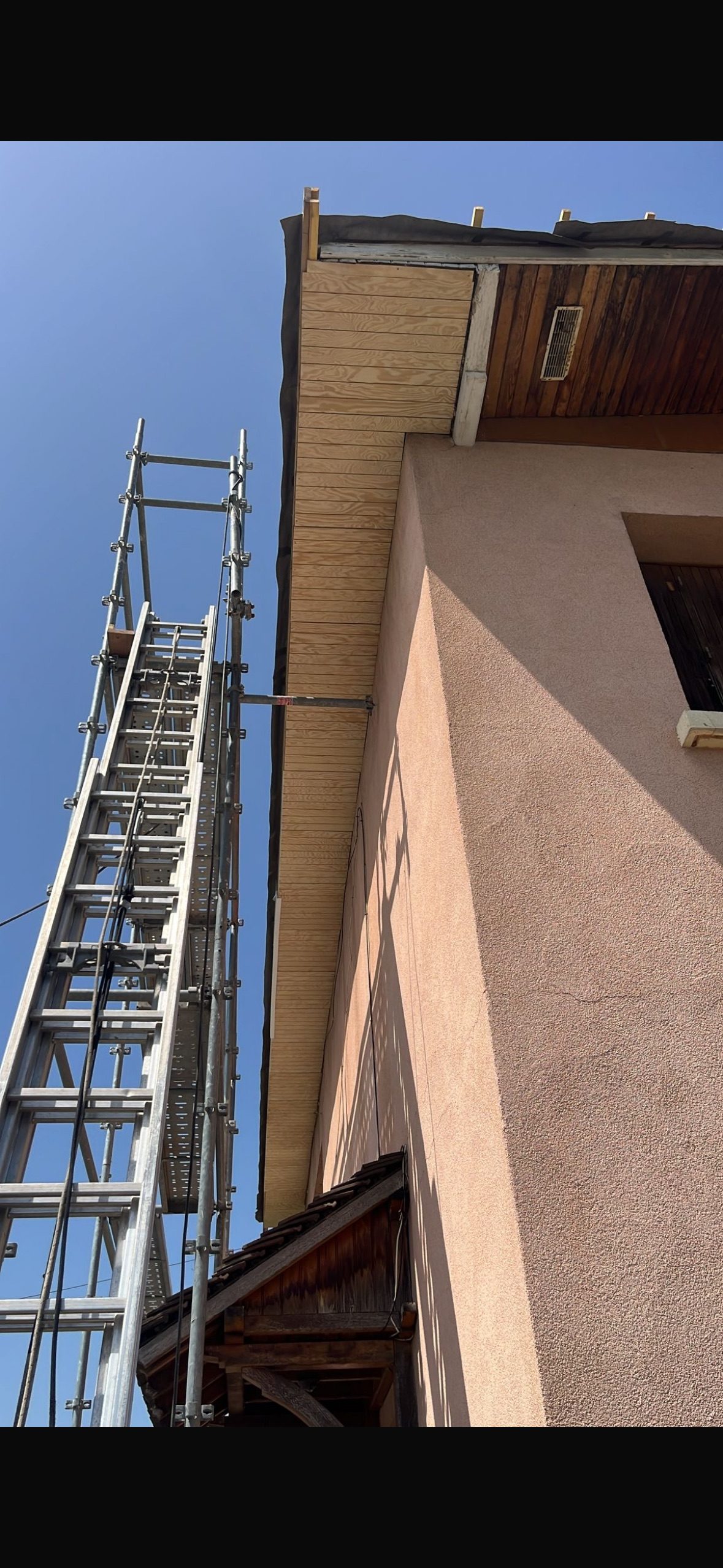 échafaudage et accès au chantier, chantier mené par Toiture Charpente