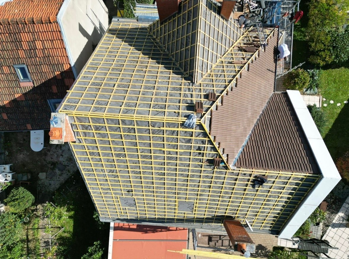 Toiture vue du ciel, chantier mené par Toiture Charpente