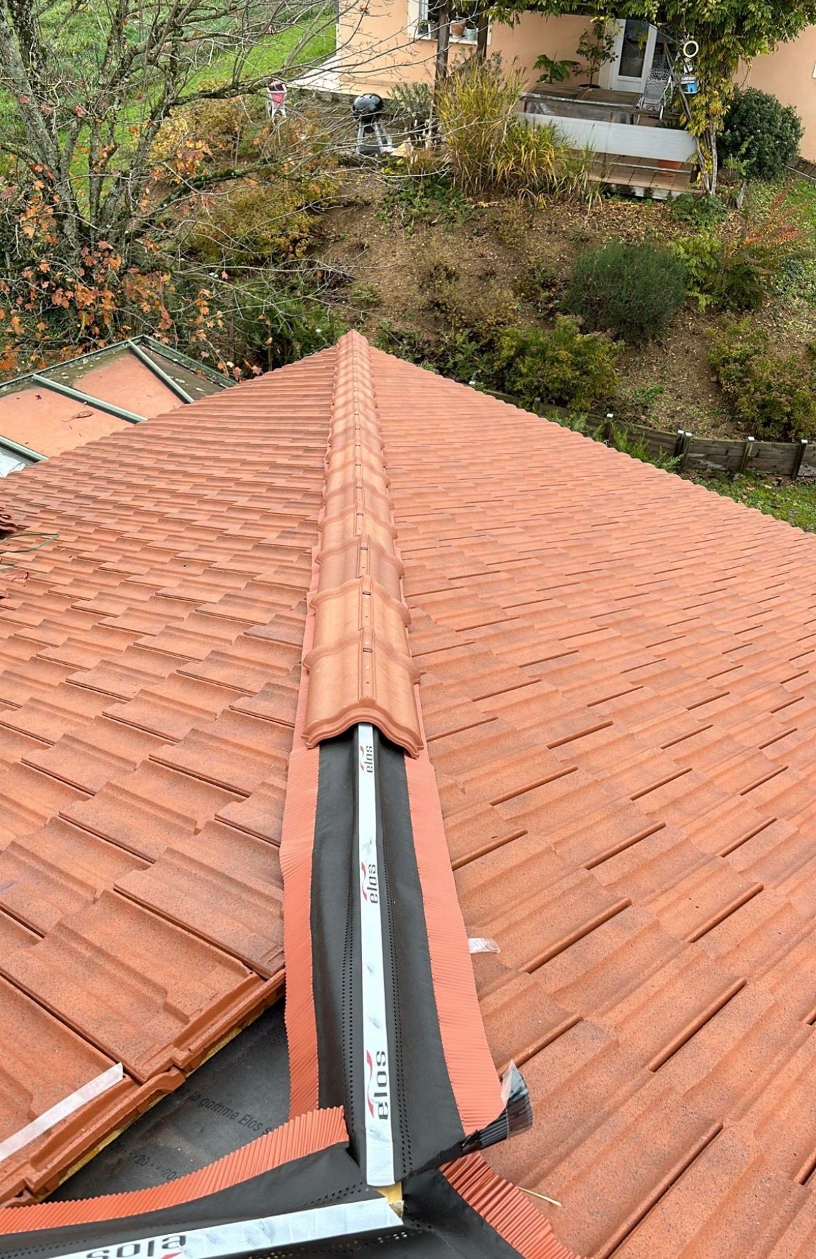 Arêtier fermé par un closoir ventilé, chantier mené par Toiture Charpente