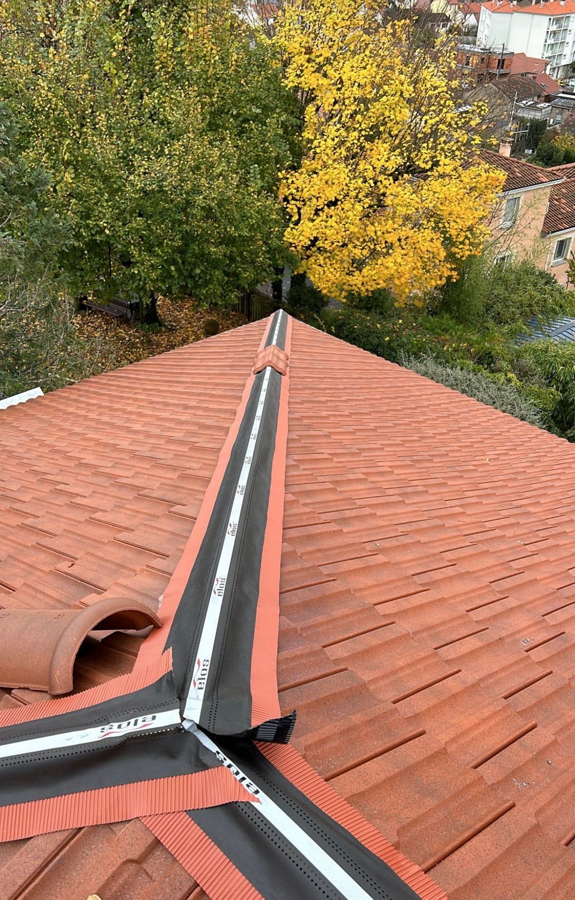 Arêtier fermé par un closoir ventilé, chantier mené par Toiture Charpente