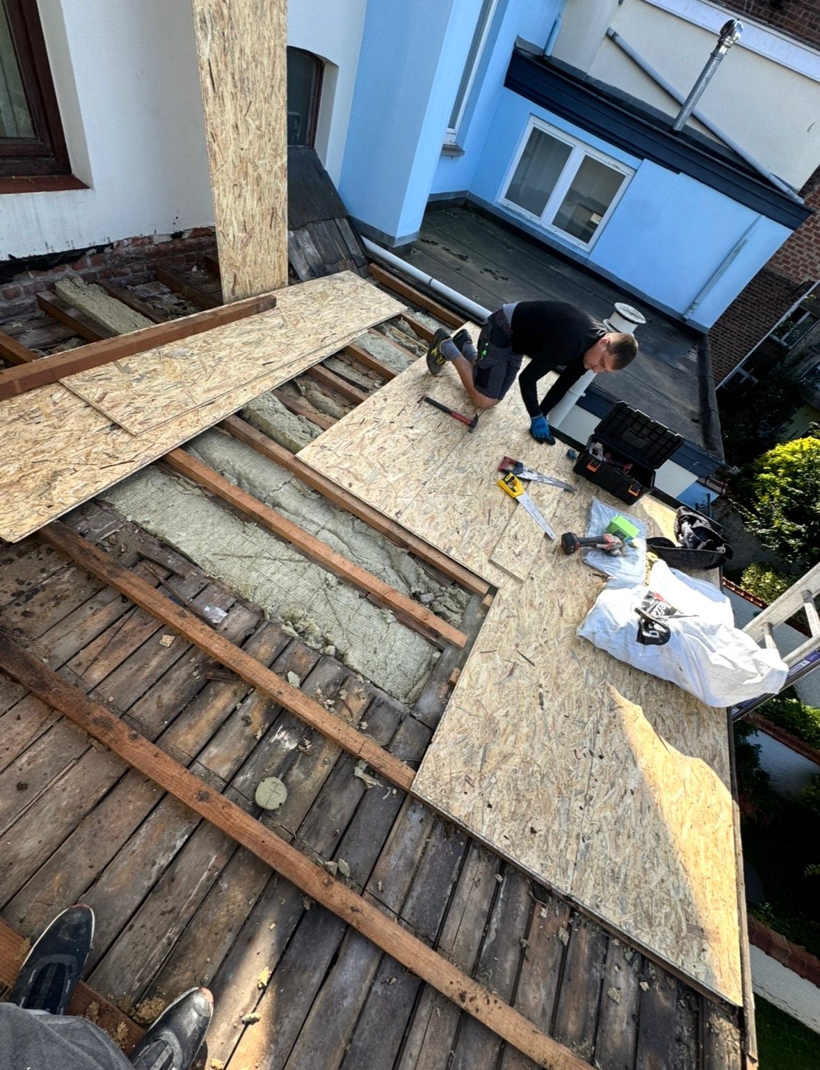 Charpente et voliges mises à nu, chantier mené par Toiture Charpente