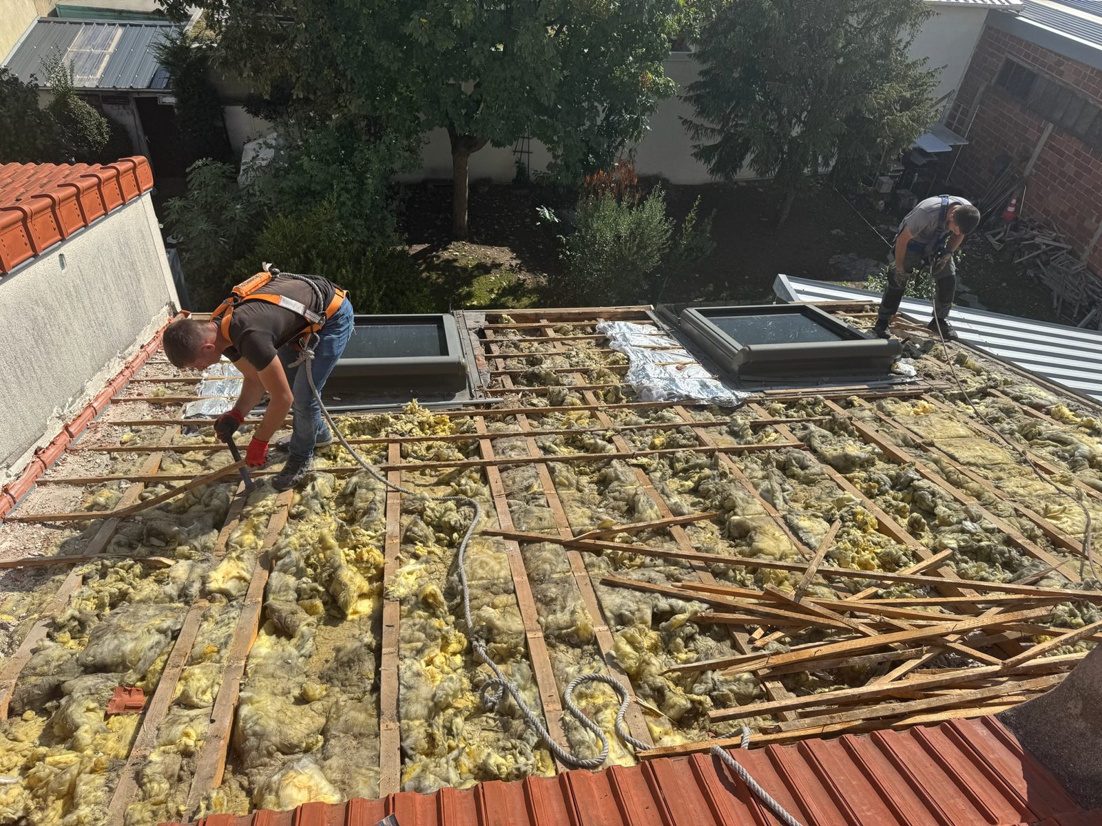 Charpente et voliges mises à nu, chantier mené par Toiture Charpente