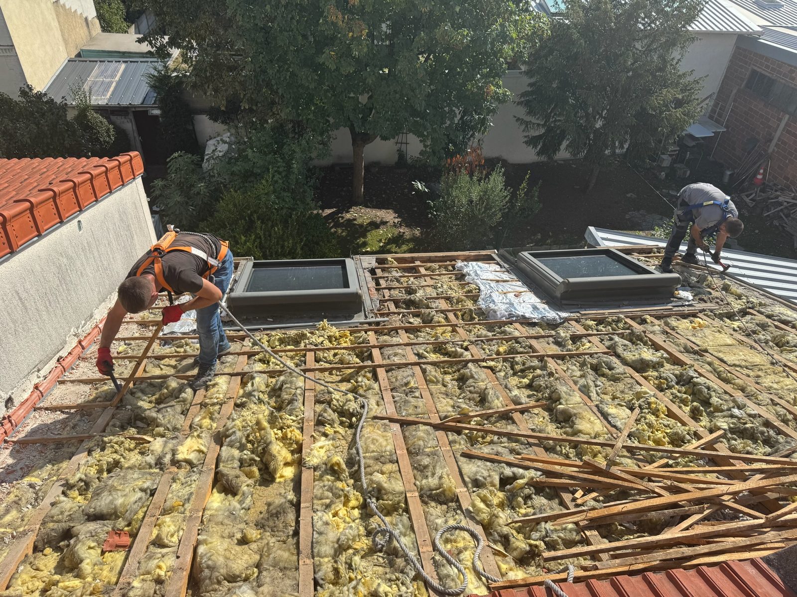 Charpente et voliges mises à nu, chantier mené par Toiture Charpente