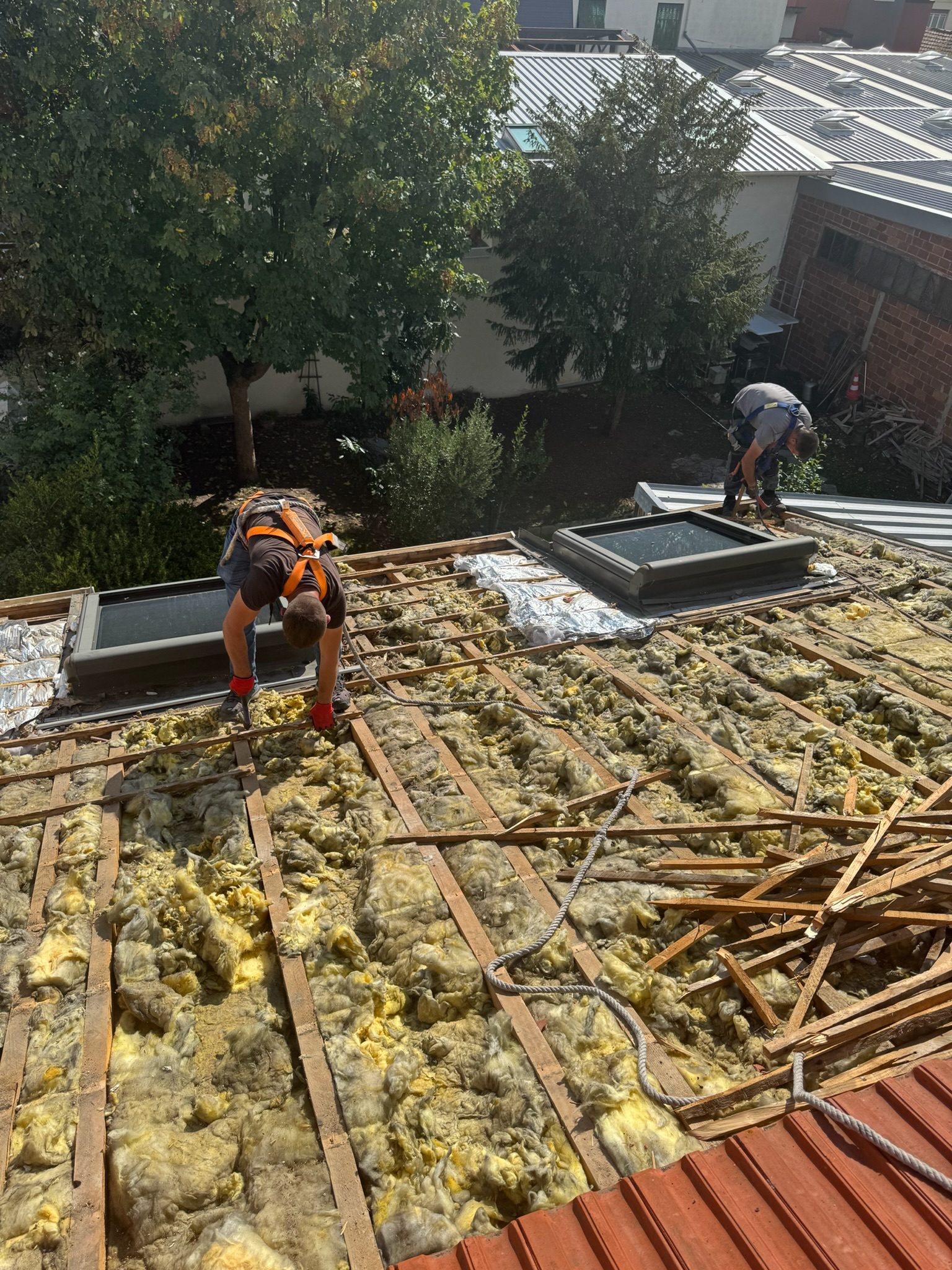 Charpente et voliges mises à nu, chantier mené par Toiture Charpente
