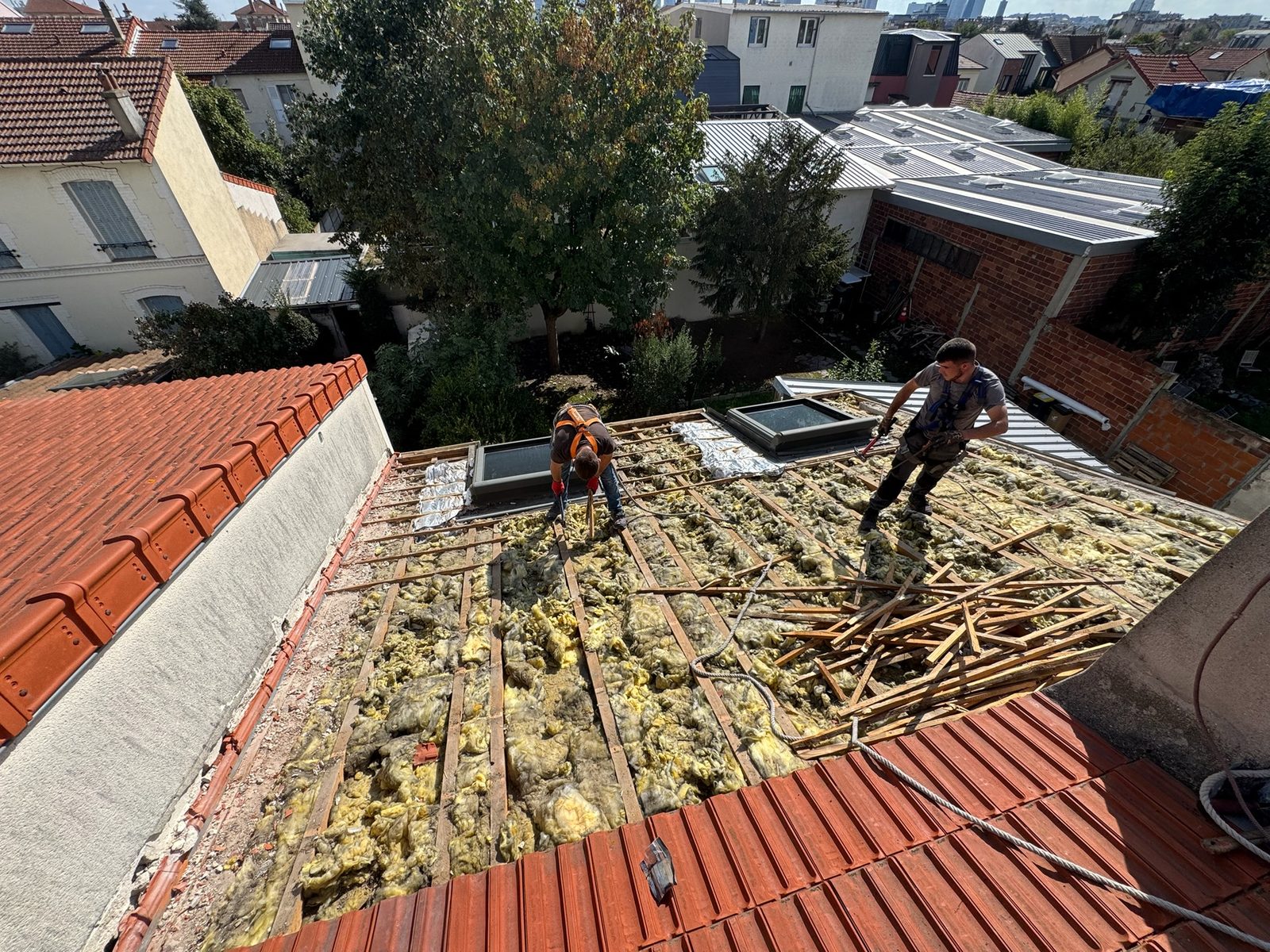 Charpente et voliges mises à nu, chantier mené par Toiture Charpente