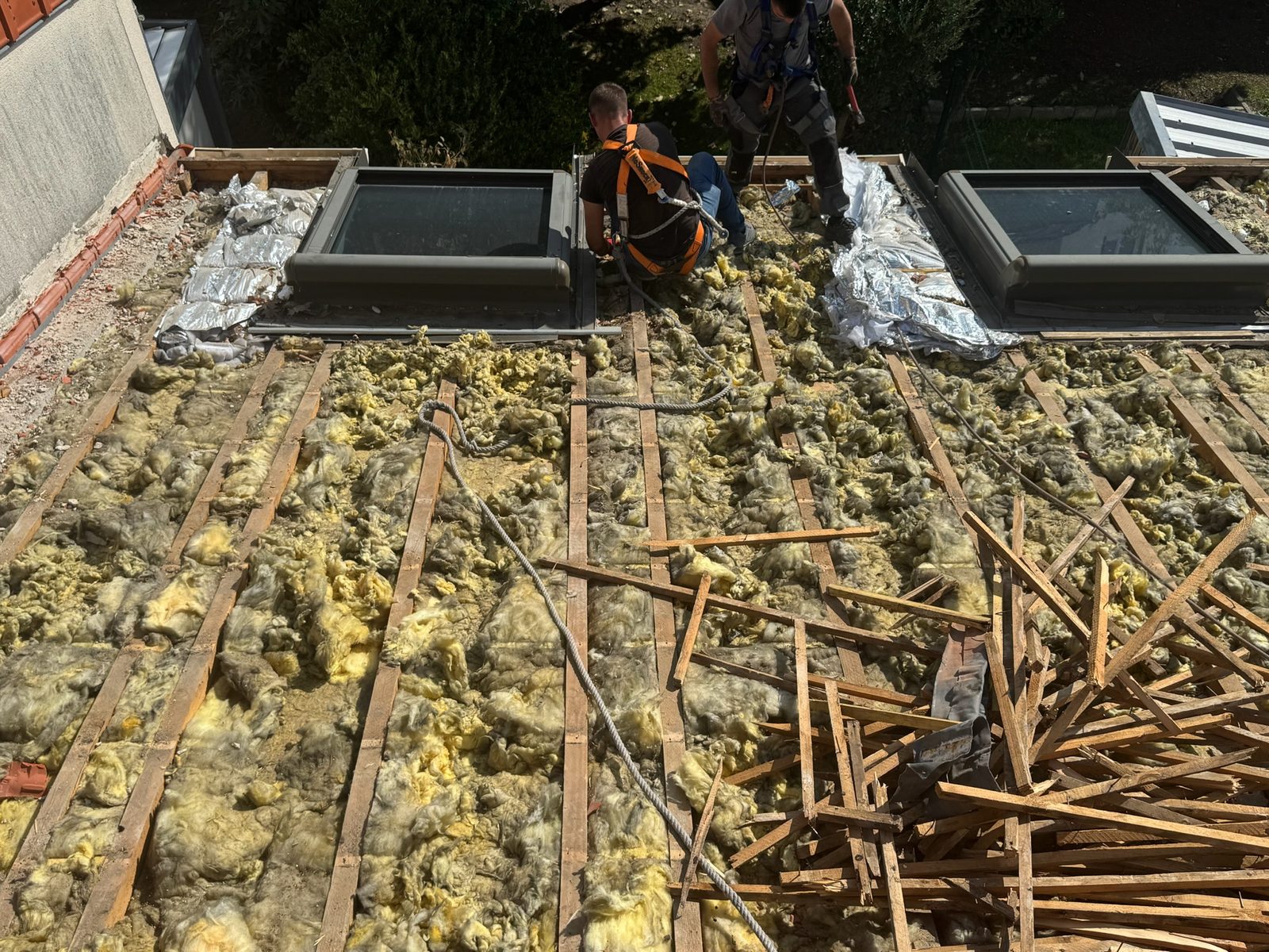Charpente et voliges mises à nu, chantier mené par Toiture Charpente