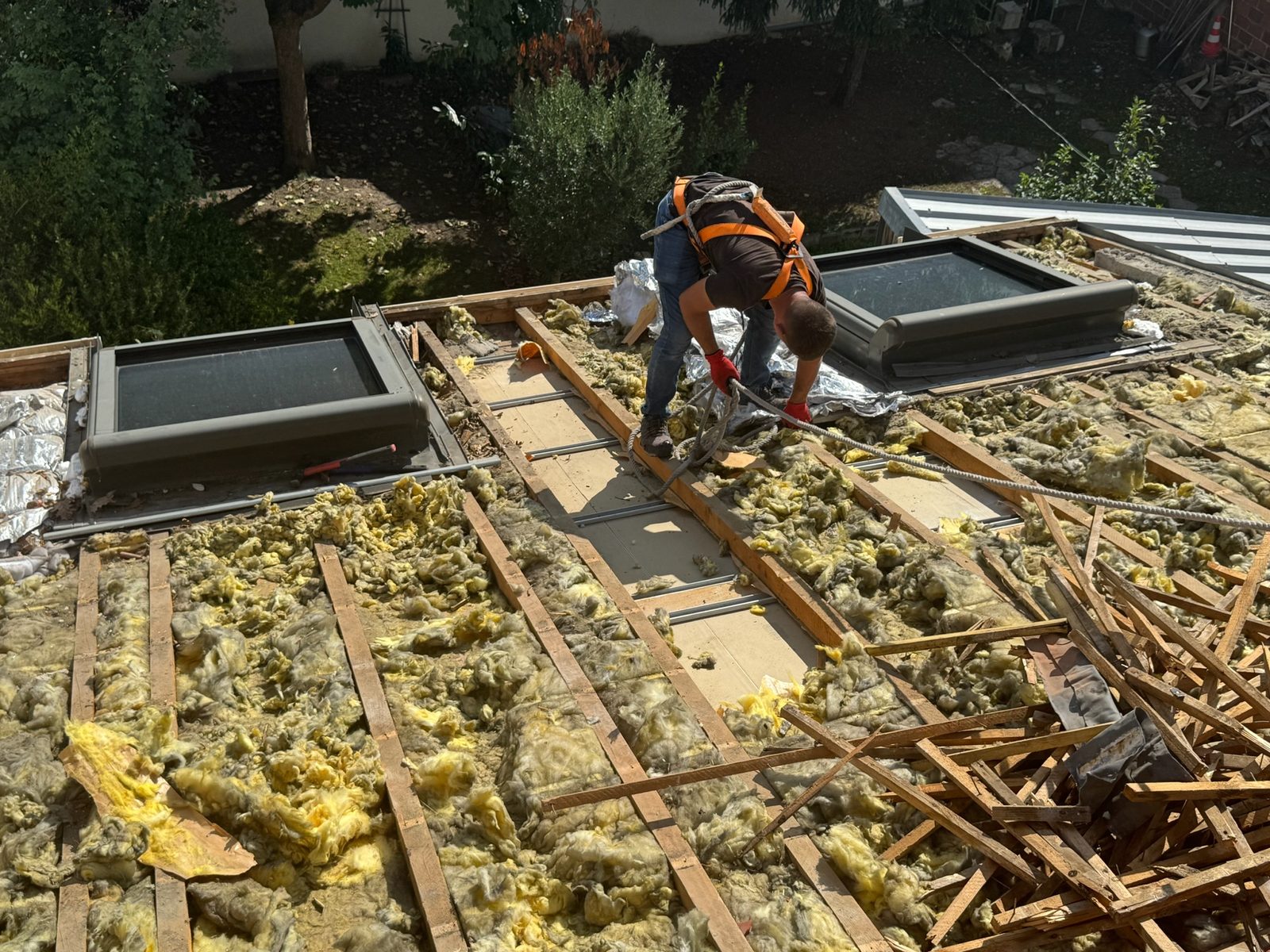 Charpente et voliges mises à nu, chantier mené par Toiture Charpente
