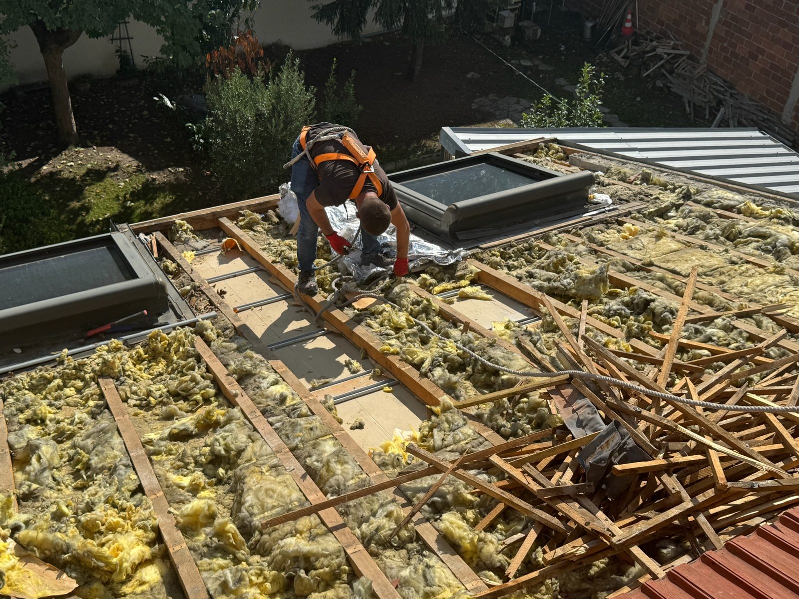 Charpente et voliges mises à nu, chantier mené par Toiture Charpente