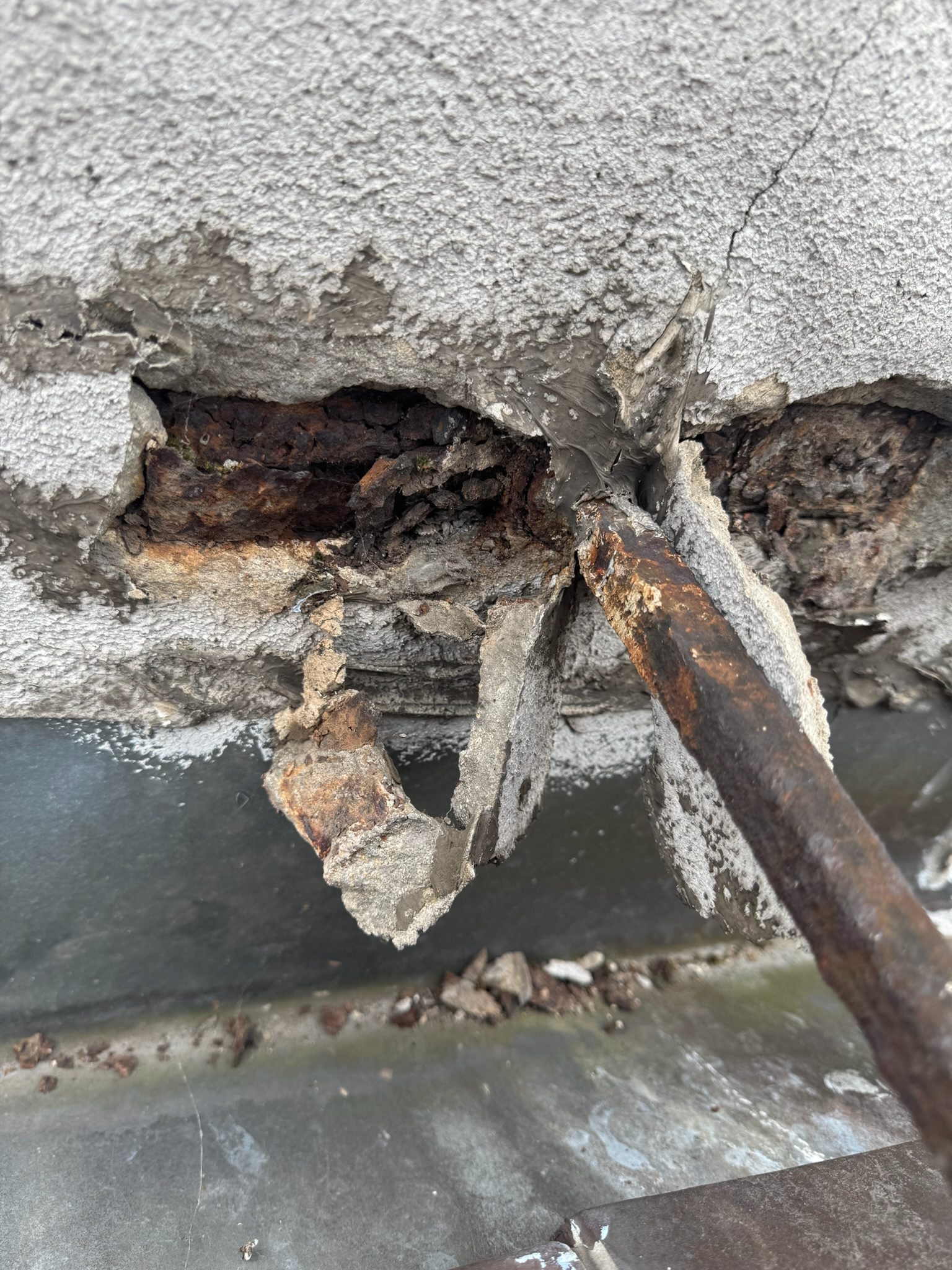 Charpente et voliges mises à nu, chantier mené par Toiture Charpente