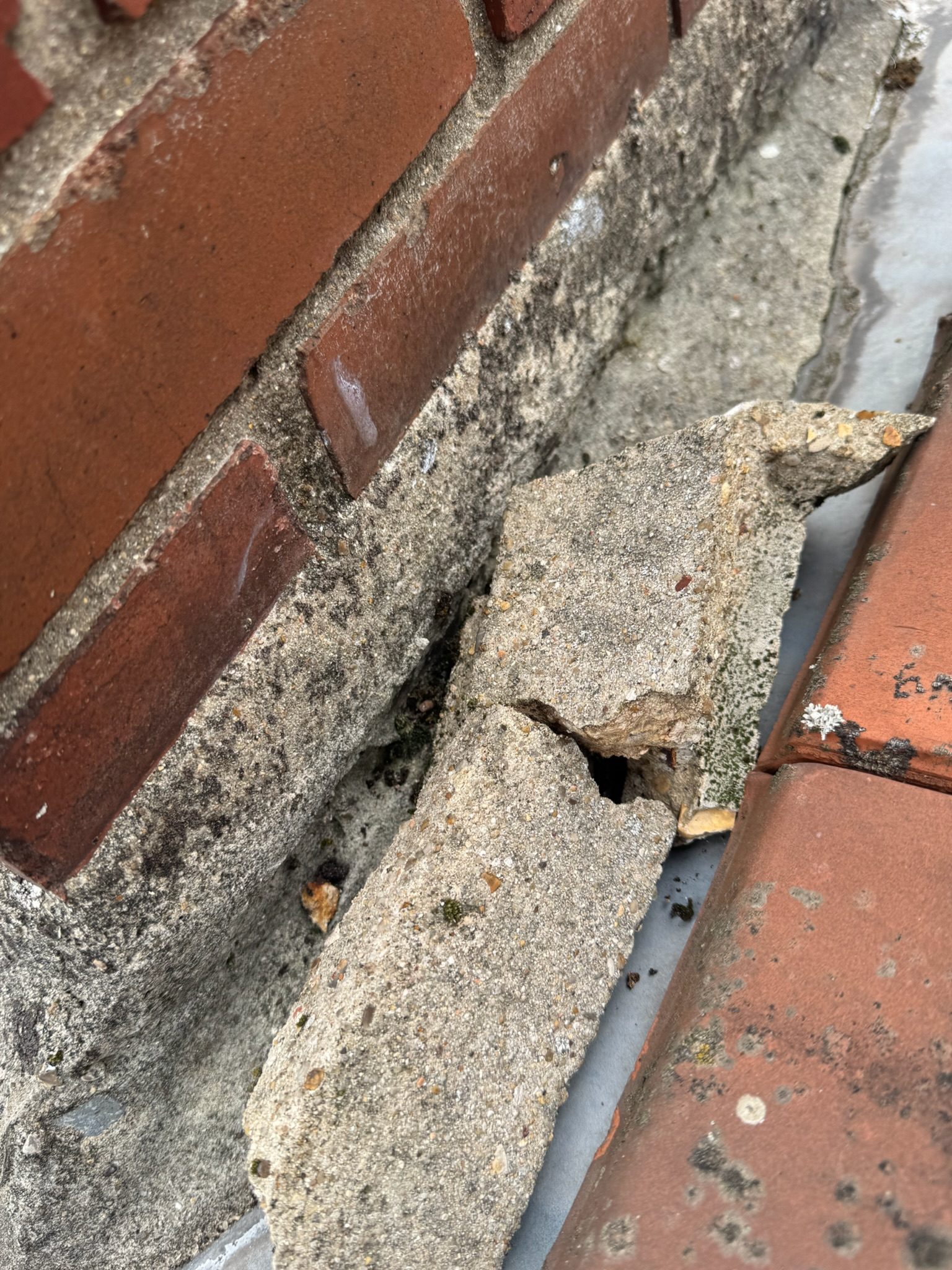 Charpente et voliges mises à nu, chantier mené par Toiture Charpente