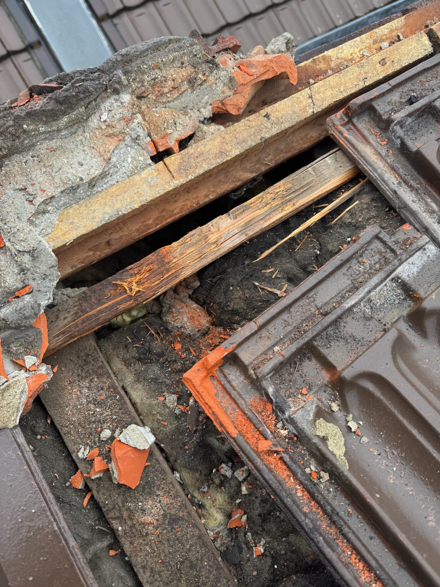 Charpente et voliges mises à nu, chantier mené par Toiture Charpente