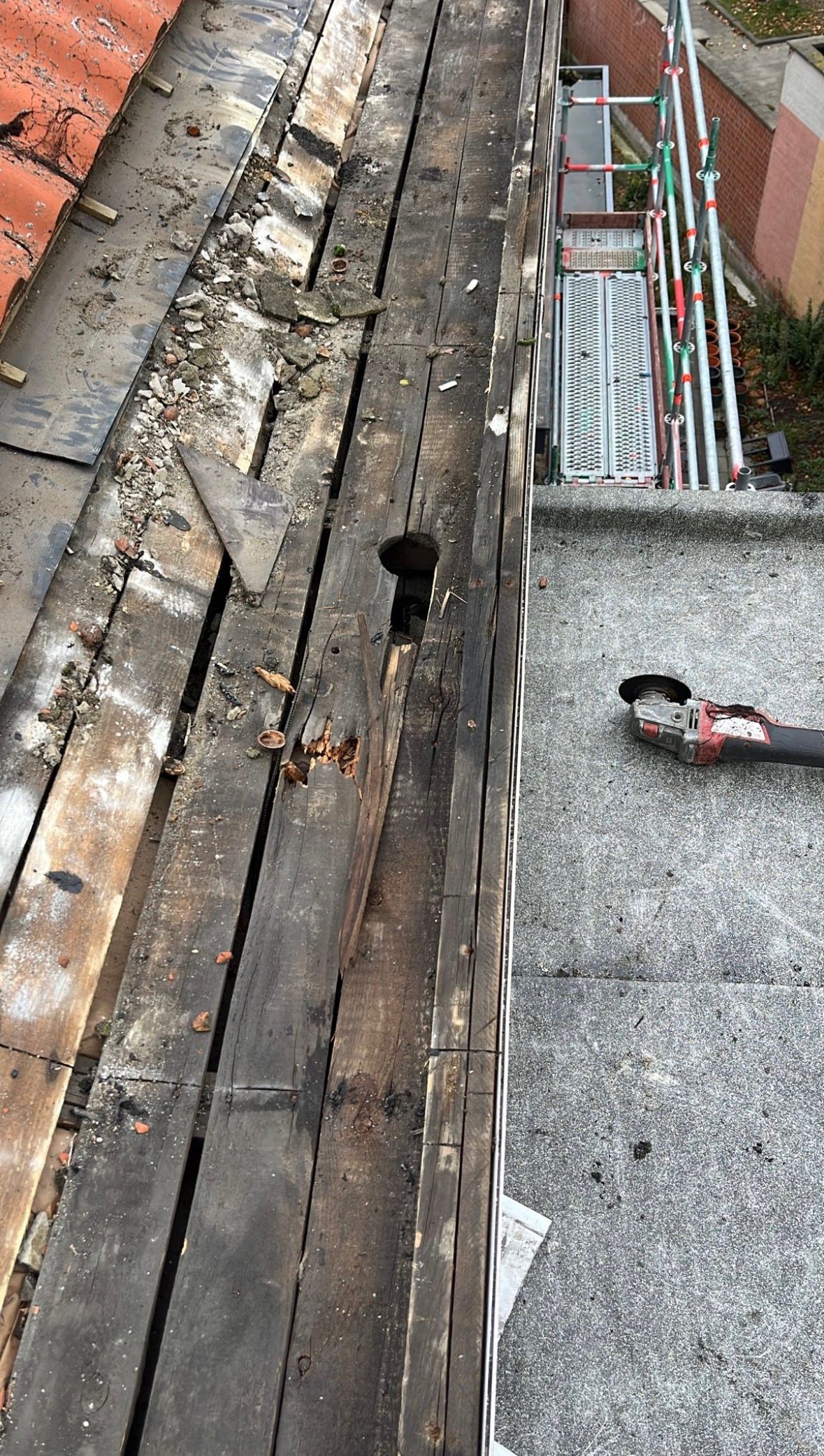 Gouttière, chéneau et noue en zinc, chantier mené par Toiture Charpente