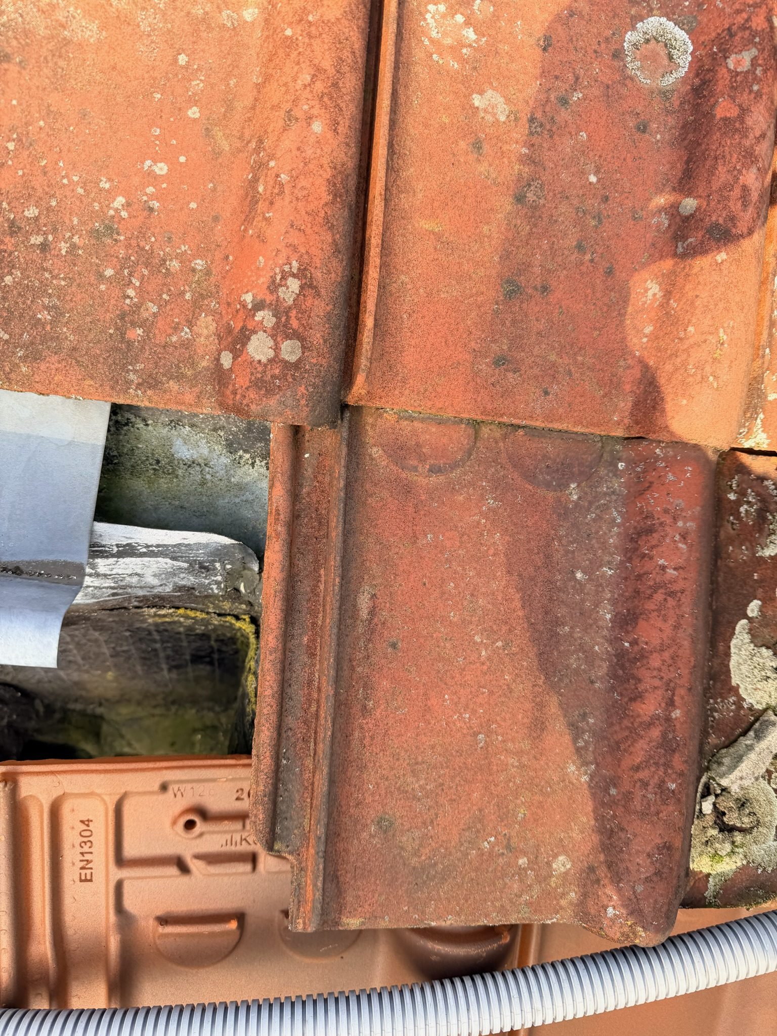 Tuile cassée à remplacer, chantier mené par Toiture Charpente