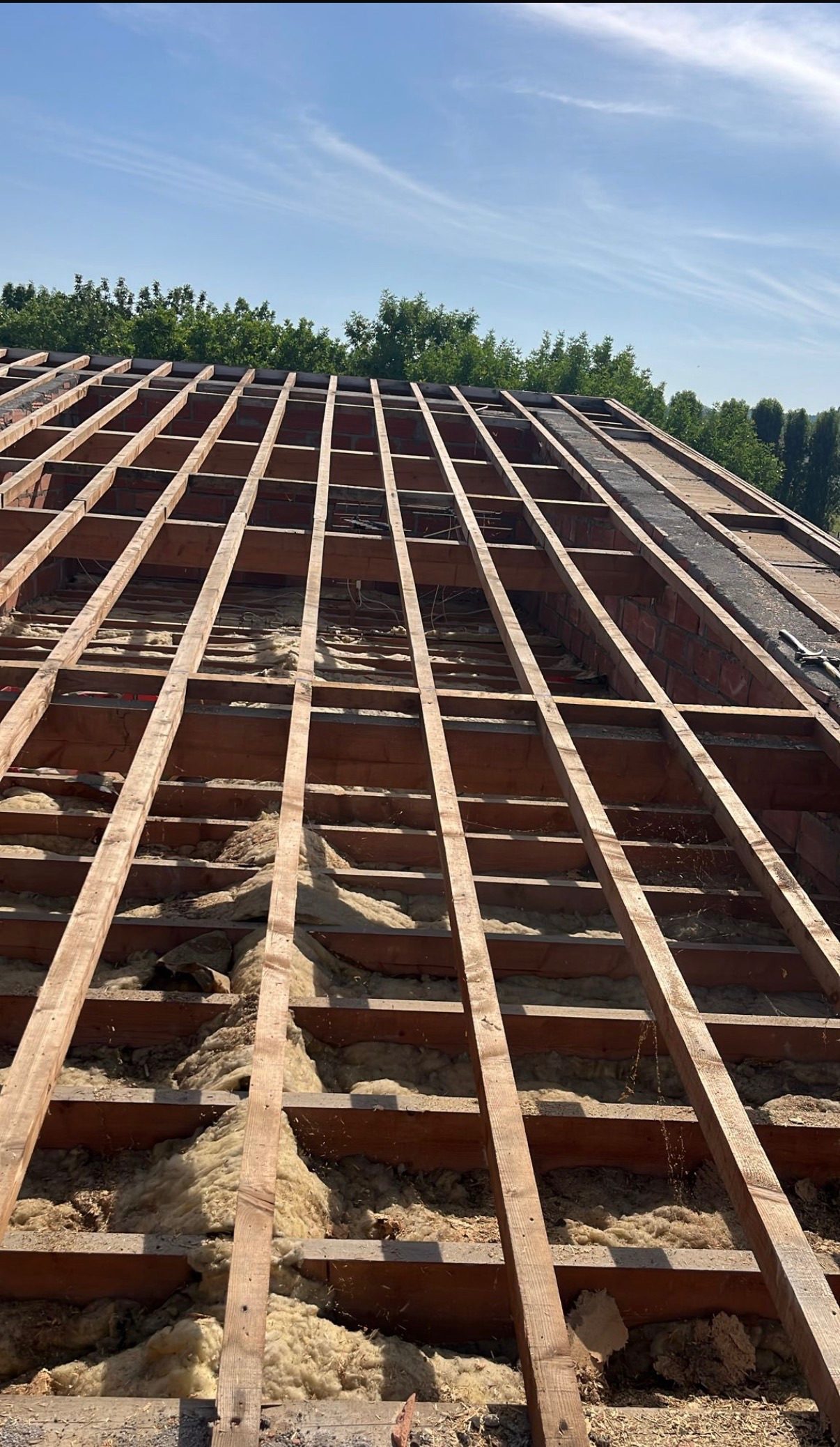 Charpente et voliges mises à nu, chantier mené par Toiture Charpente