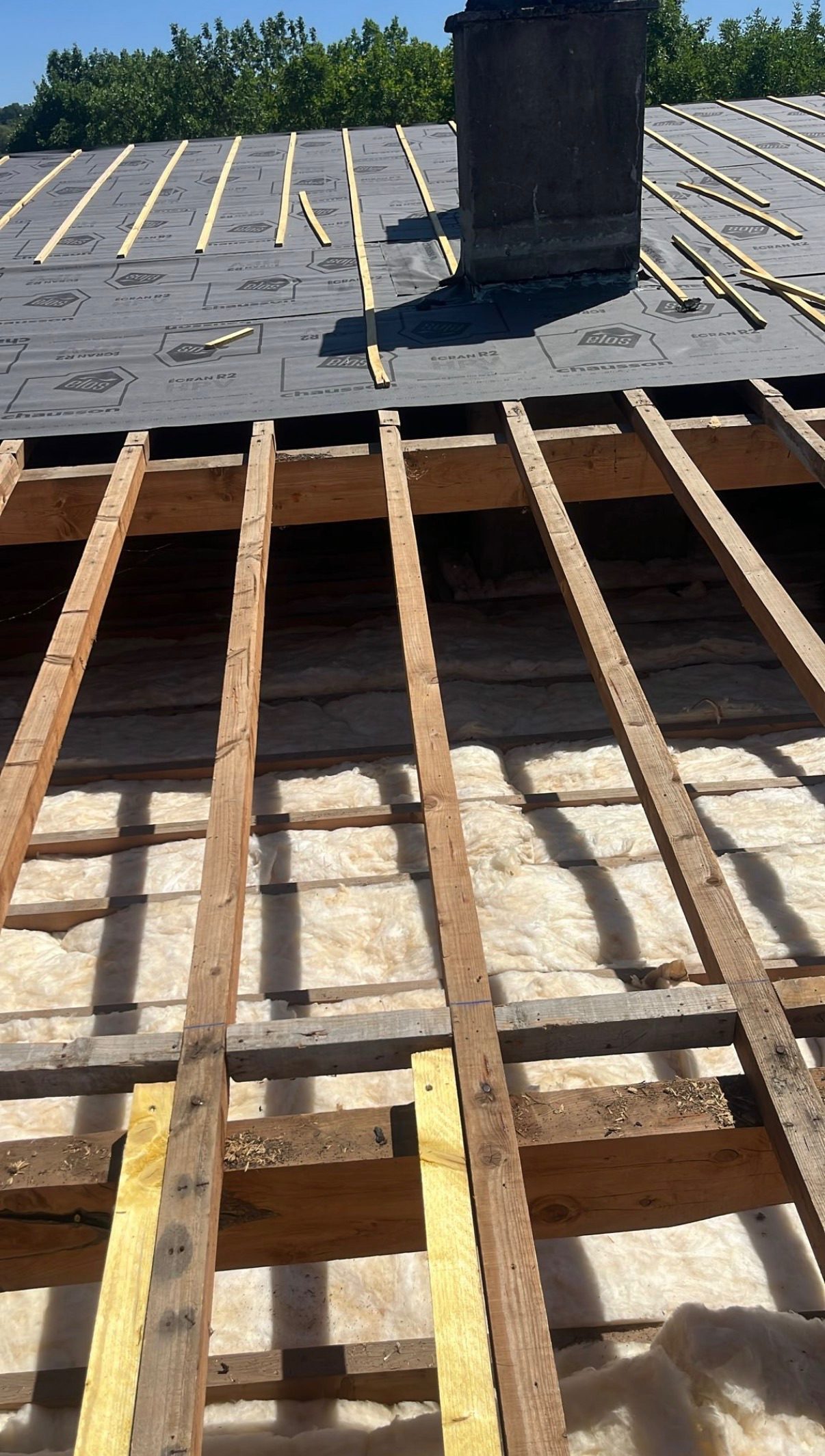 Charpente et voliges mises à nu, chantier mené par Toiture Charpente