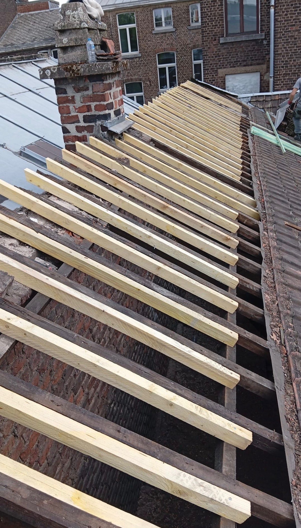 Charpente et voliges mises à nu, chantier mené par Toiture Charpente