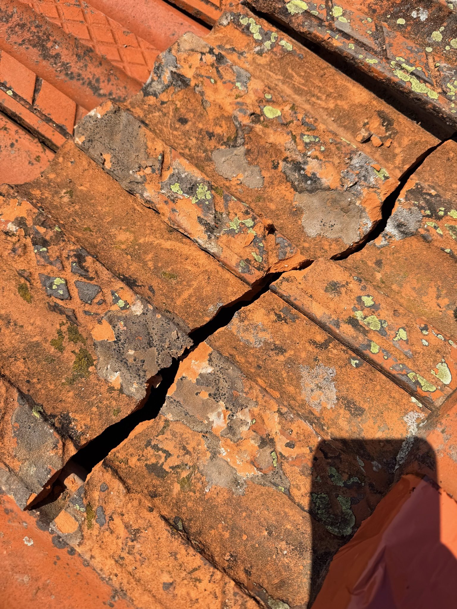 Tuile cassée à remplacer, chantier mené par Toiture Charpente