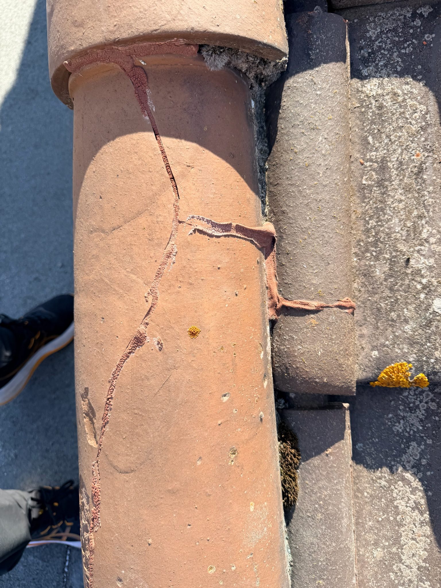 Tuile cassée à remplacer, chantier mené par Toiture Charpente