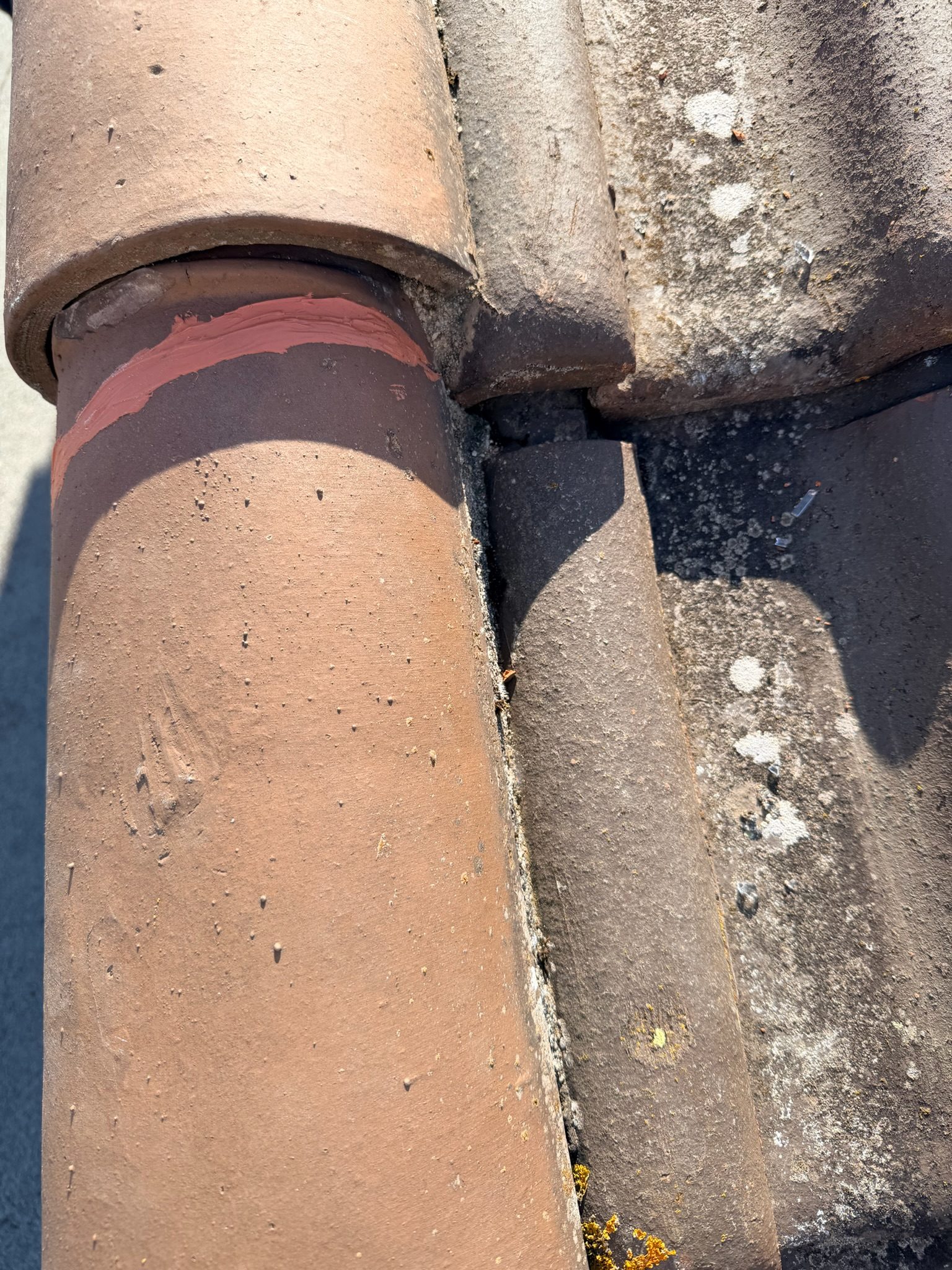 Tuile cassée à remplacer, chantier mené par Toiture Charpente