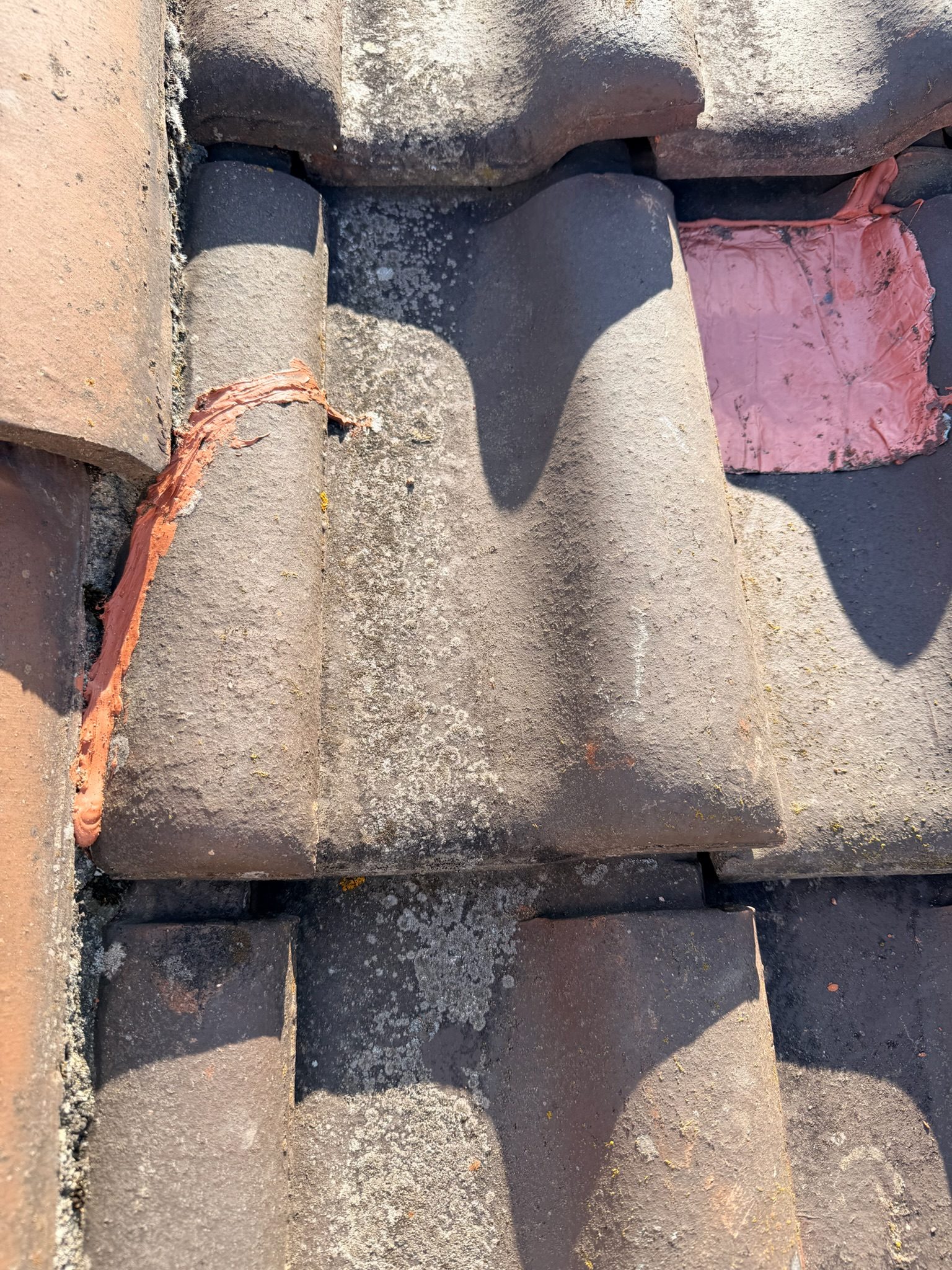Tuile cassée à remplacer, chantier mené par Toiture Charpente