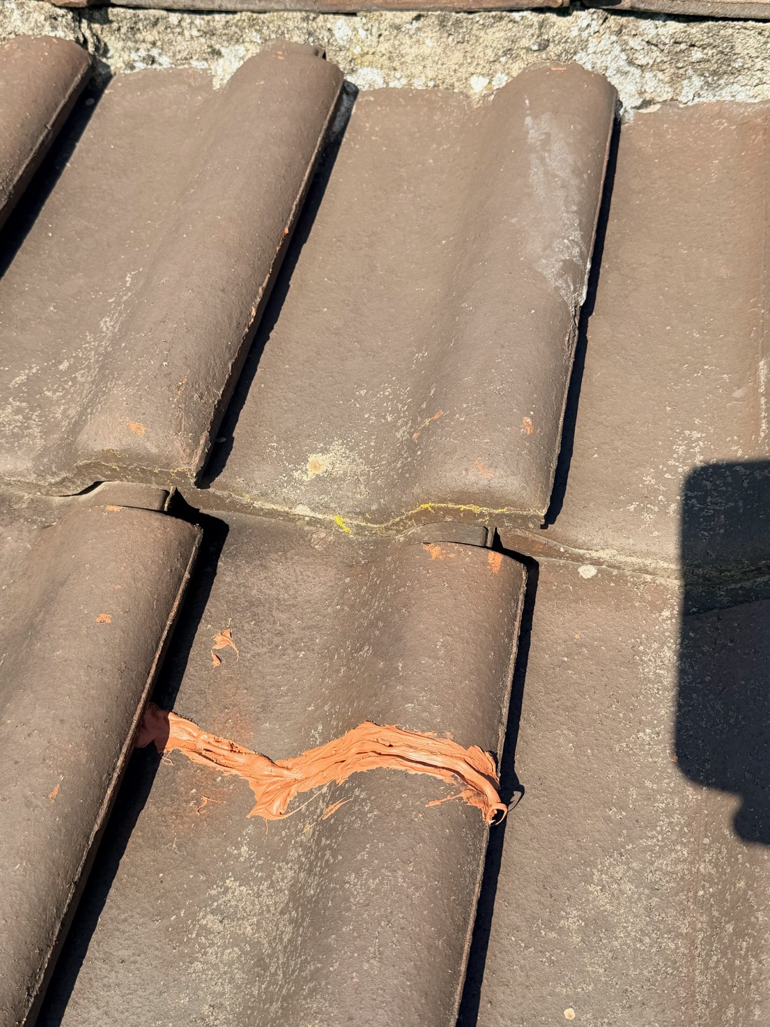 Tuile cassée à remplacer, chantier mené par Toiture Charpente