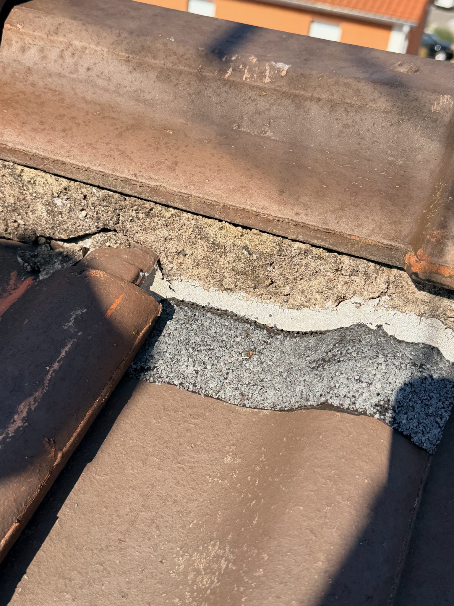 Tuile cassée à remplacer, chantier mené par Toiture Charpente