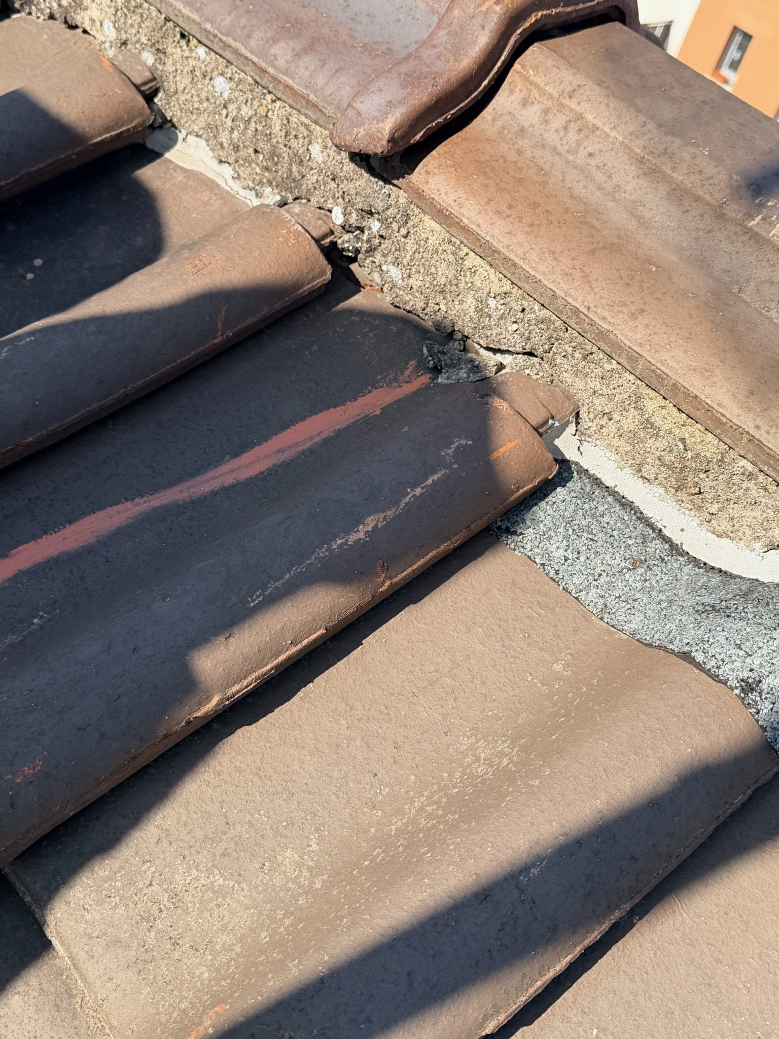 Tuile cassée à remplacer, chantier mené par Toiture Charpente