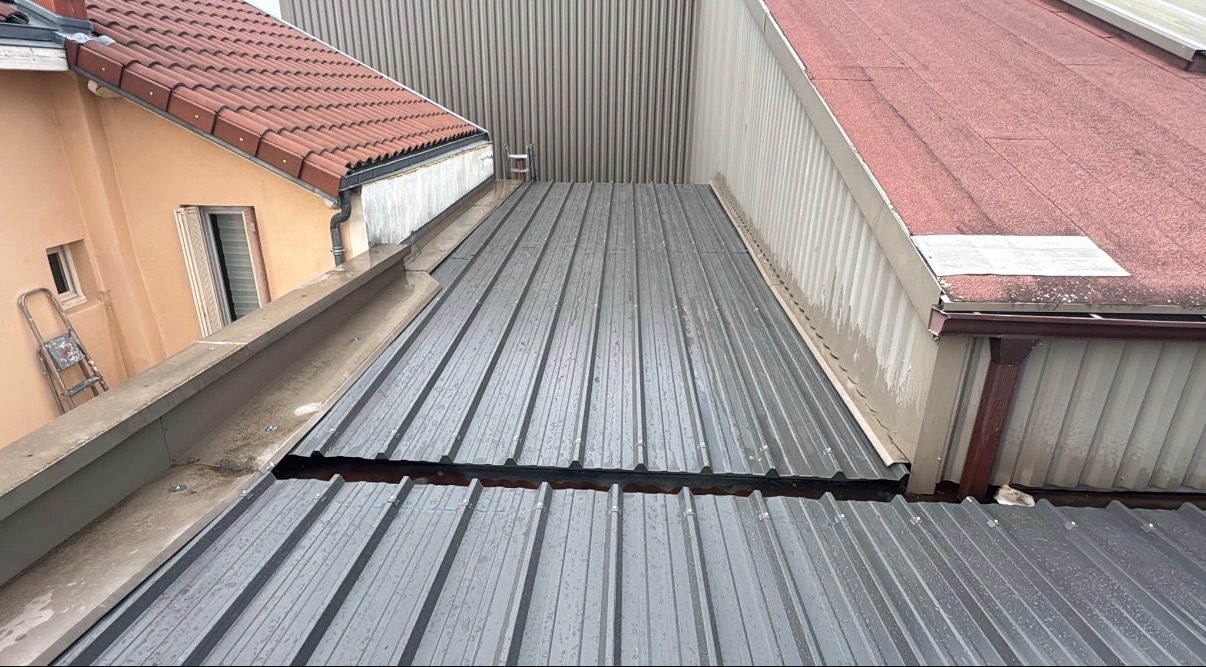 Couverture en zinc à joint debout, chantier mené par Toiture Charpente