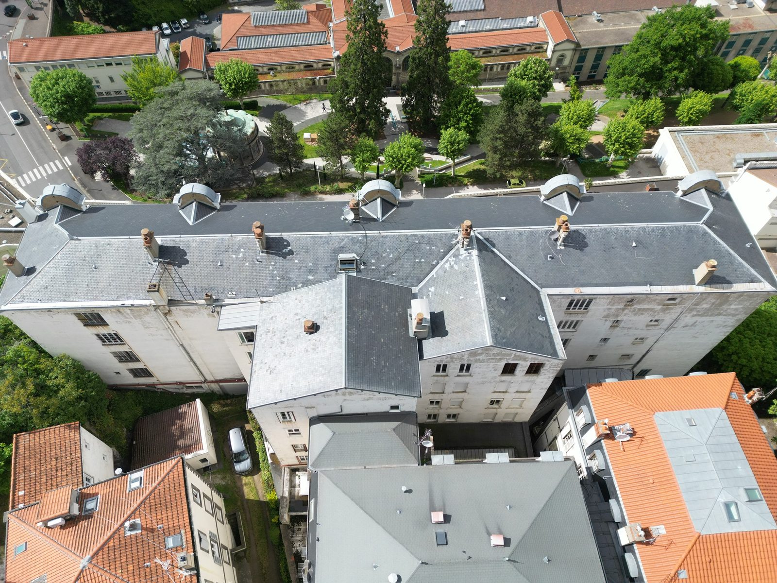Toiture vue du ciel, chantier mené par Toiture Charpente